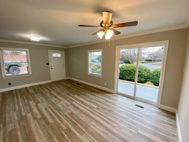 Building Photo - West AVL - Remodeled and Ready!