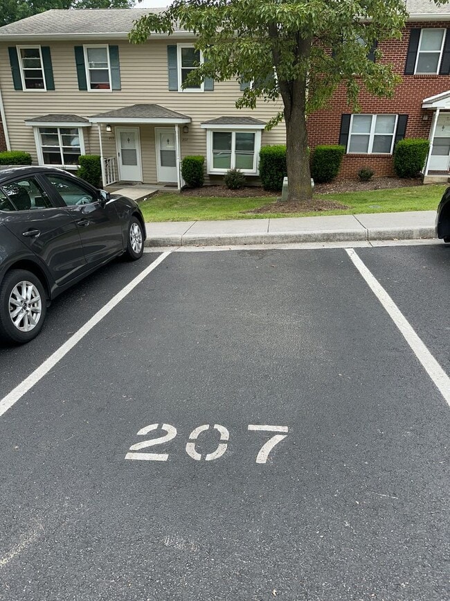 Building Photo - Townhouse in the popular Pheasant Run comm...