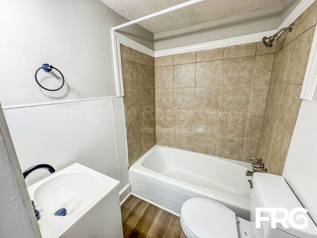 Building Photo - 600 Howell St