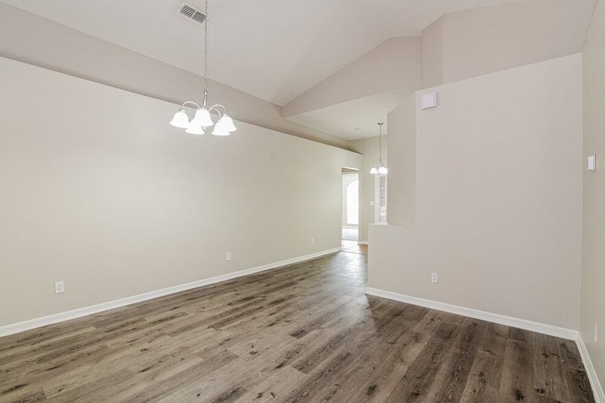 Building Photo - 2055 Newtown Rd
