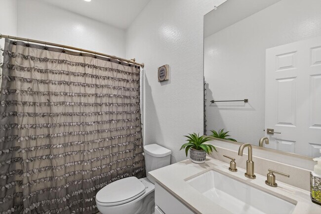 Building Photo - 36354 W San Clemente Ave