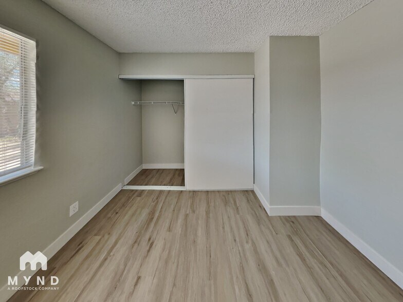 Building Photo - 5817 W Robin Ln