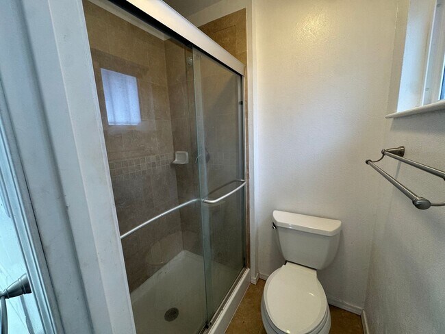 Building Photo - 3 Bed updated gem!