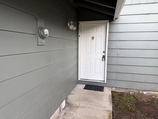 Building Photo - Updated 2 bedroom, 1 bath with garage!