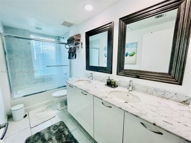 Building Photo - 950 Brickell Bay Dr