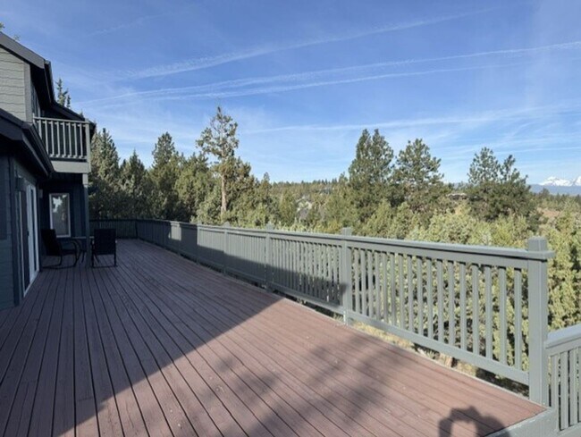 Building Photo - West Side location with amazing mountain views