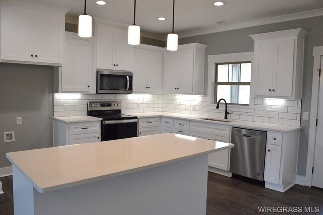 Building Photo - 364 Lakes Dr