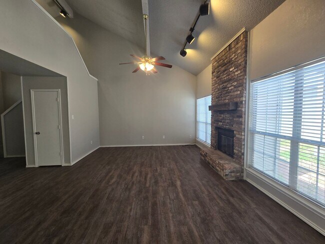Building Photo - Awesome 2-Story 2/2/2 Townhouse in Southwe...