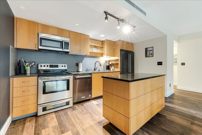 Building Photo - Furnished three bedroom condo on the lake available 2/1/26 - short term rental