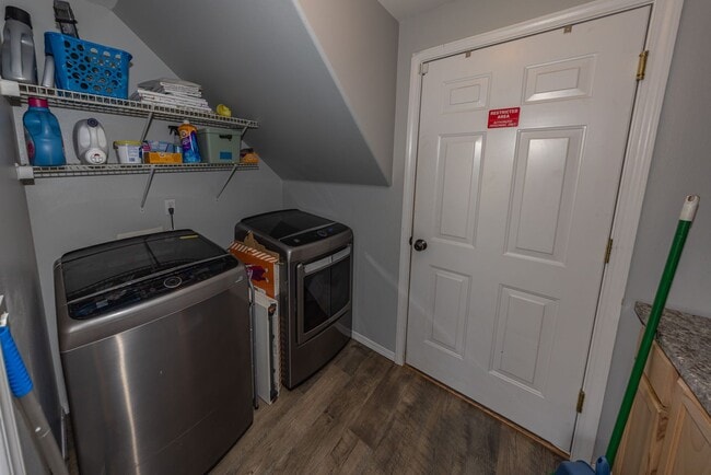 Building Photo - 5 Bedroom home, 2488sf with Central Air. Fenced Yard