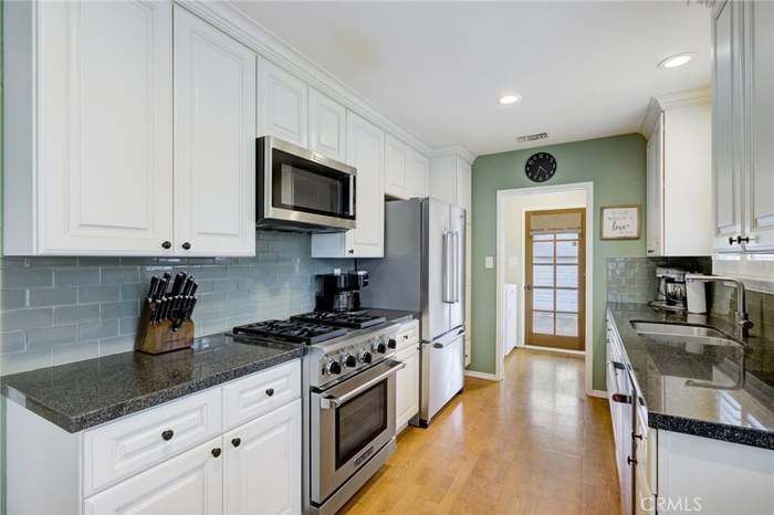 Building Photo - 6542 Balcom Ave