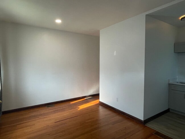 Building Photo - 2 Bedroom 1.5 Bath  house available now!