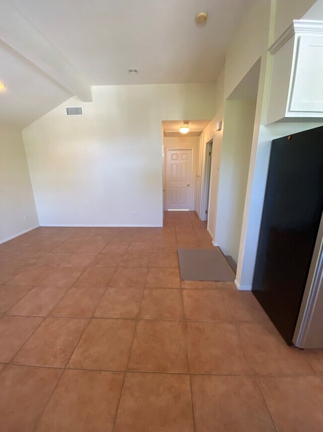 Building Photo - Santa Barbara - Cute two bedroom, one bath...