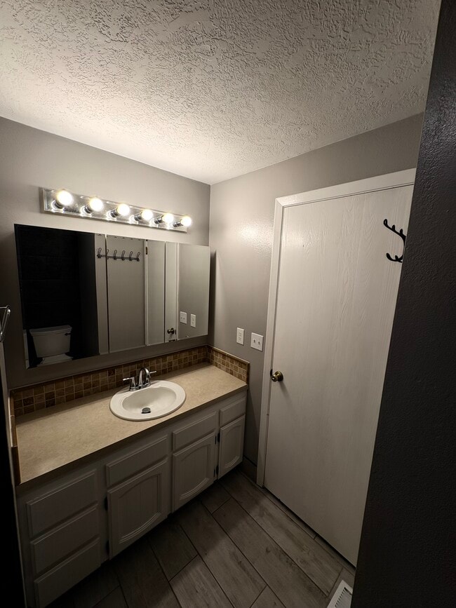 Building Photo - 1405 E Bergeson St