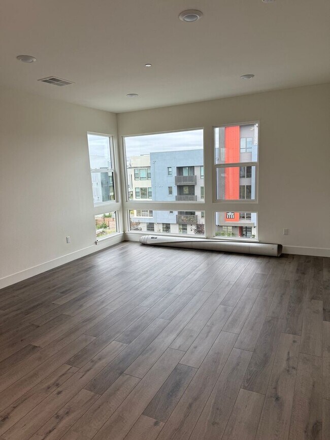 Building Photo - $4,800 / 3 BR – LUXURY TOP-FLOOR UNIT IN WARM SPRINGS WITH RESORT-STYLE AMENITIES