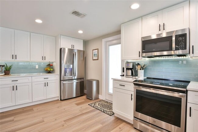 Building Photo - 211 Island Cir