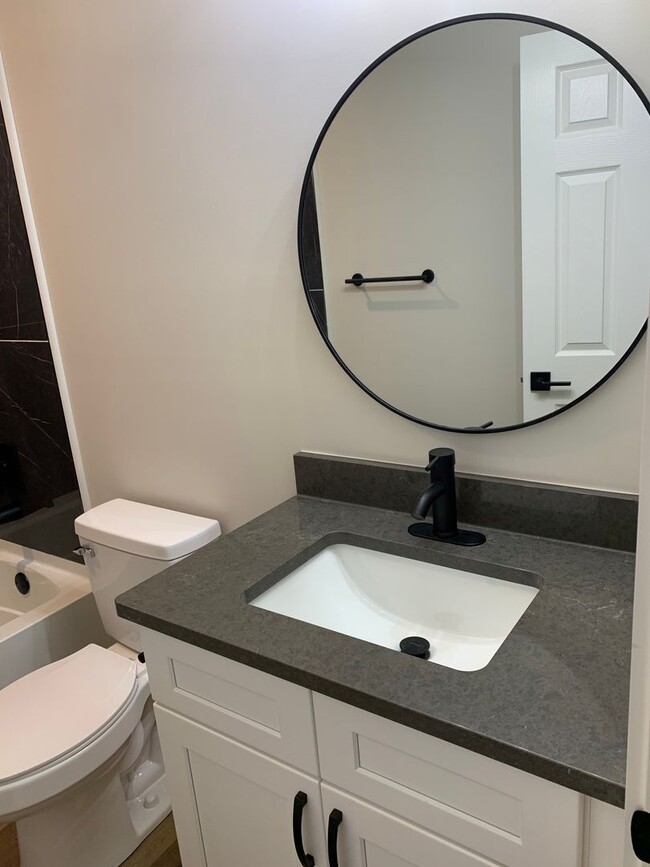 Building Photo - 2 Bed/1 Bath: Walk to International Studie...