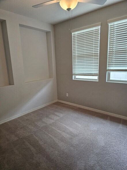 Building Photo - 15092 W Portland St