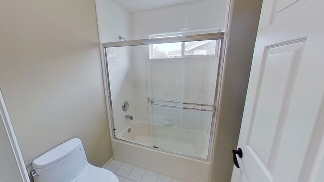 Building Photo - Spacious 4 Bed / 3 Bath Winchester Commons Home!