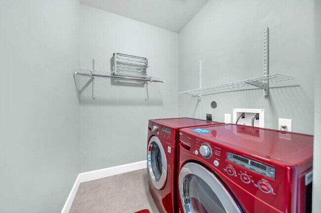 Building Photo - Nestled in the heart of Creekside Park - T...