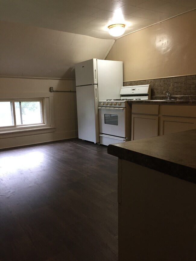 Large eat-in kitchen - 503 Middle