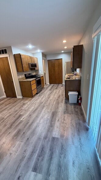 large kitchen - 990 Highline Dr
