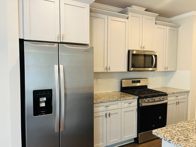 Building Photo - ***MOVE IN SPECIAL - $500 OFF 1ST MONTHS RENT WITH A MOVE IN DATE ON OR BEFORE 6/12.*** Wow! 4 be...