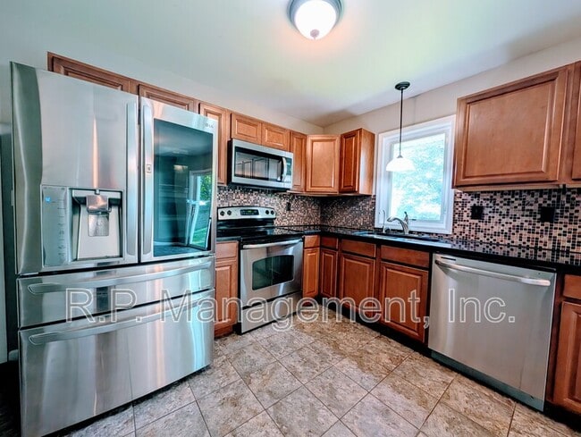 Building Photo - 9342 Trenton Ln N
