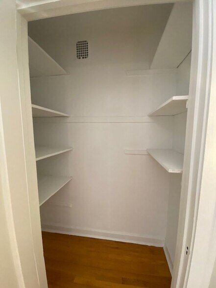 Building Photo - 1542 W Albion Ave