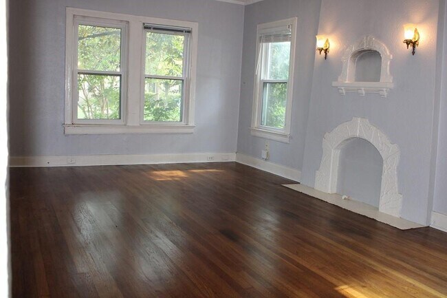 Building Photo - 5935 La Vista Dr