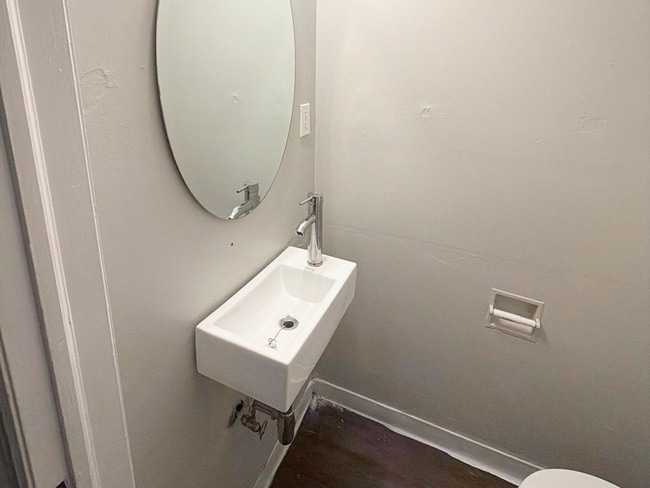 Building Photo - Beautifully Renovated 2 Bed / 1.5 Bath Townhome – Move-In Ready!