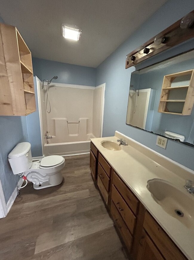 Building Photo - Very Nice 3BR/1BA Single Family Home w/Huge Back Yard!