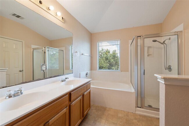 Building Photo - 1613 Darjeeling Dr