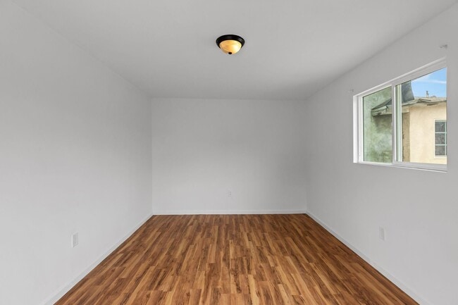 Building Photo - 1492 W 28th St
