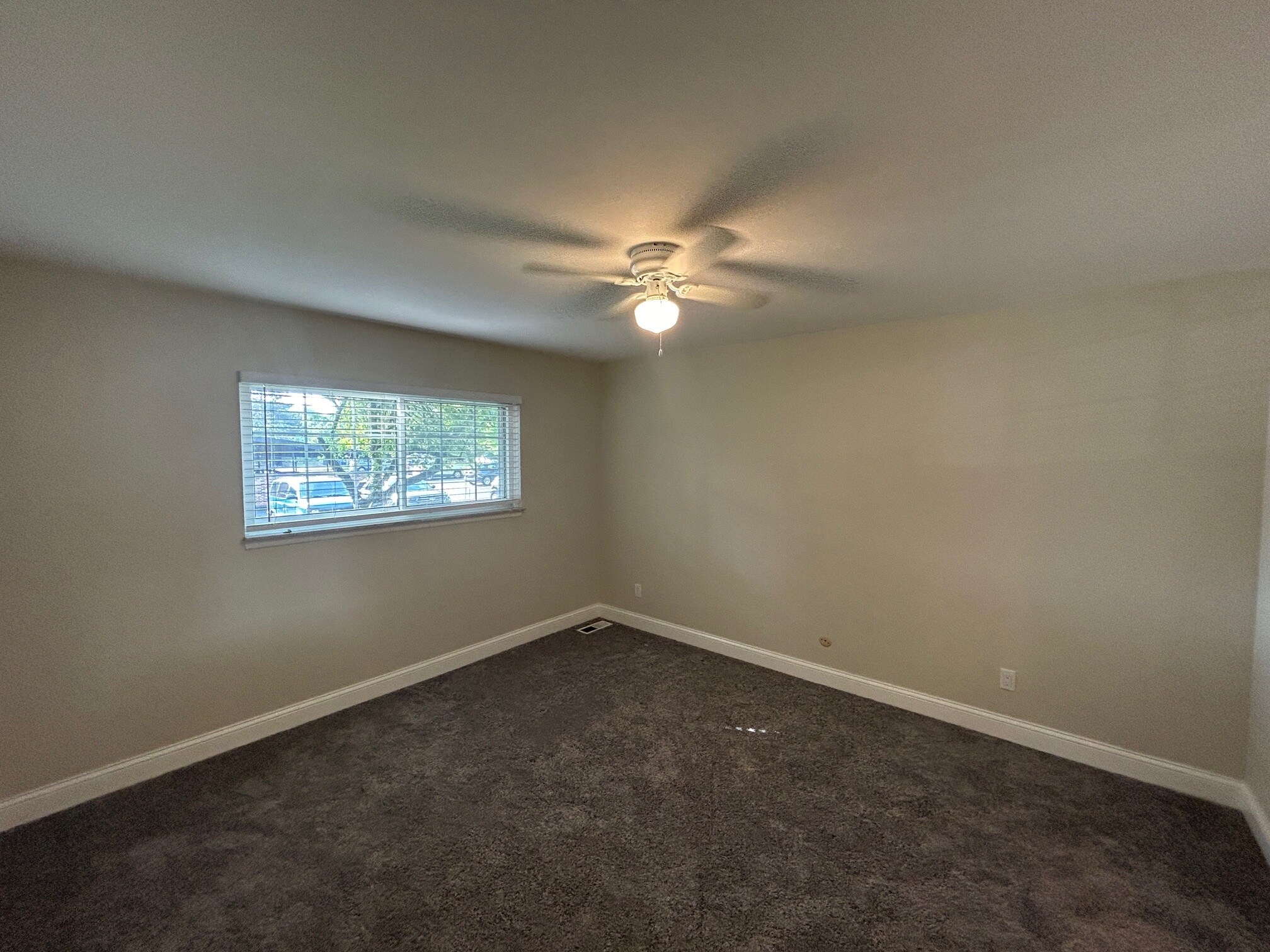 Building Photo - 683 E Fox Hills Dr