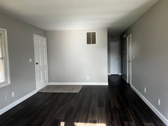 Building Photo - 378 Pineview Dr