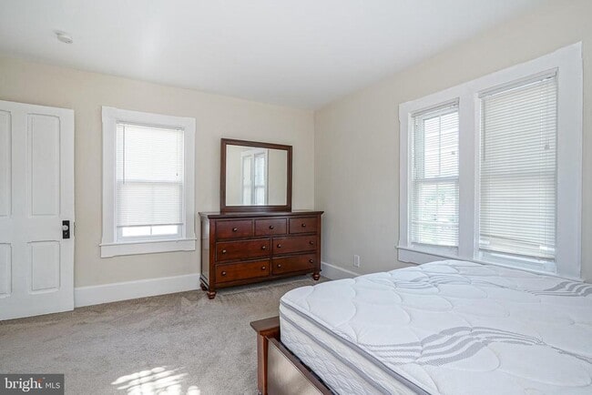 Building Photo - 20 Dickinson St