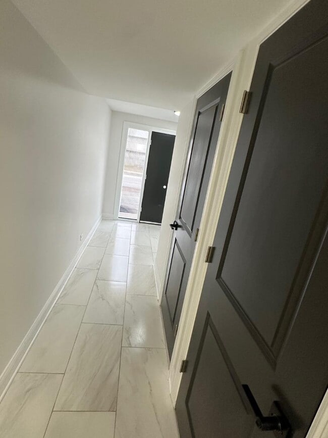 Building Photo - 8611 Lakewood Ave