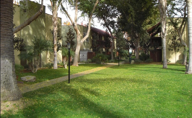 Building Photo - 2881 Huntington Blvd