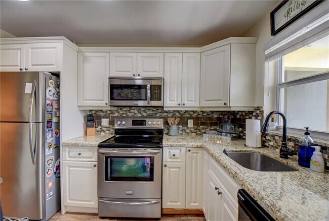 Building Photo - 1340 NE 28th Ave