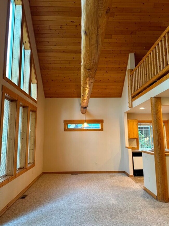 Building Photo - Chalet in the Running Y