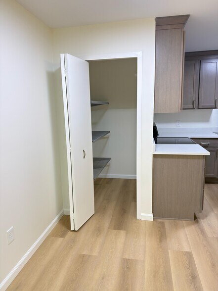 Building Photo - 6619 Ridgefield Cir