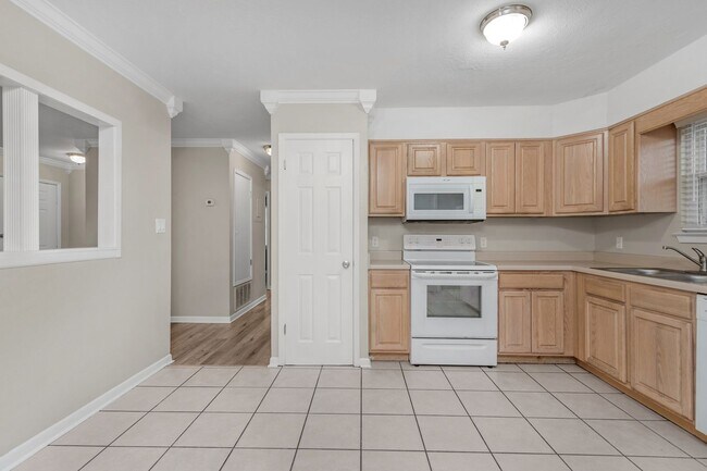 Building Photo - Charming 3 Bedroom Home in Pine Meadows – Prime Fort Walton Beach Location