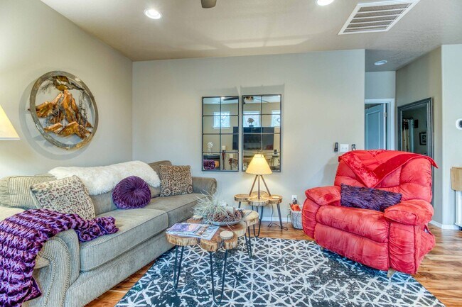 Building Photo - Furnished home in Bend, OR