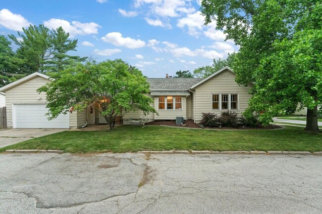 Building Photo - 2 bed 1.5 bath home Downtown Valparaiso