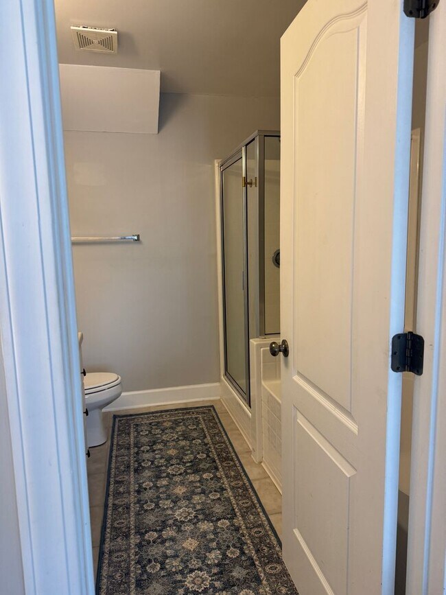 Building Photo - 3 bedroom fully furnished home, Pet Friend...