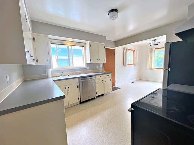 Building Photo - 3385 SE 10th Ave