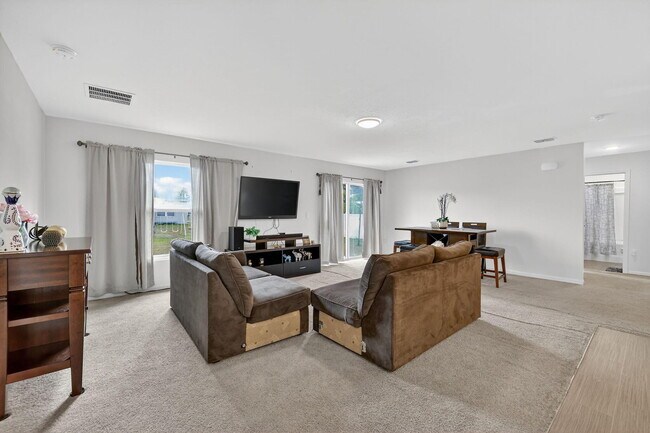 Building Photo - 644 SW Hoffenberg Ave