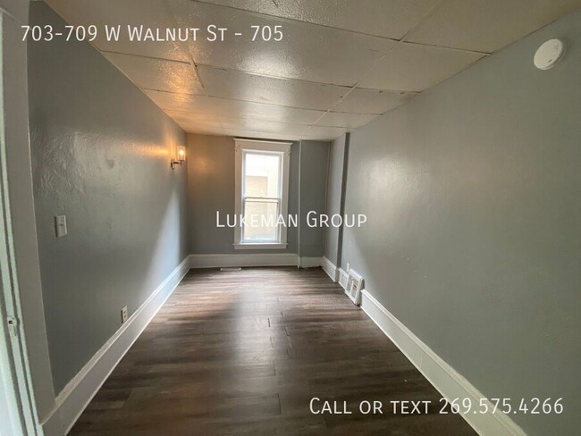 Building Photo - 705 W Walnut - 1/Bed 1/Bath Near WMU/K Col...