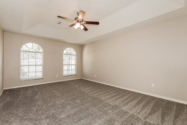 Building Photo - 910 Clearcreek Dr